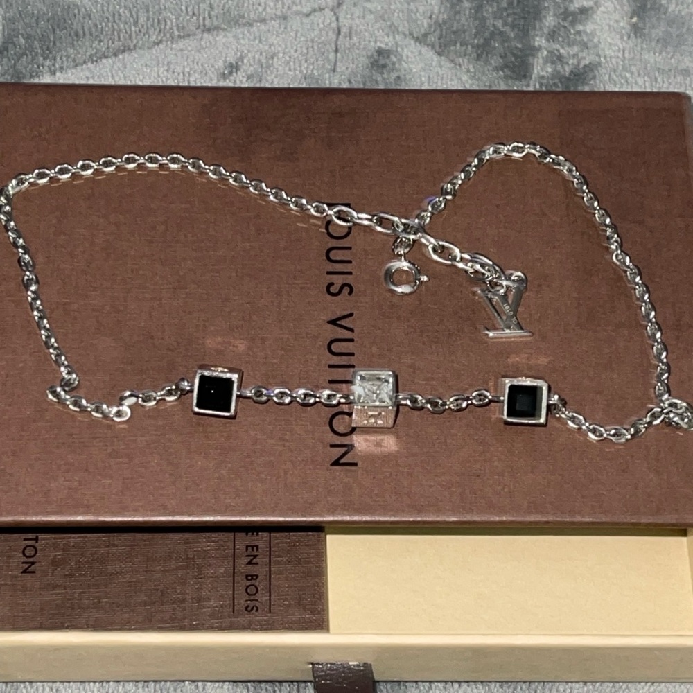Louis Vuitton necklace excellent condition - Picture 3 of 8